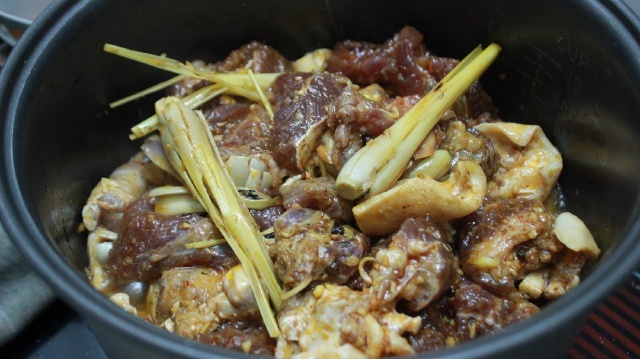 Gân gầu bò kho