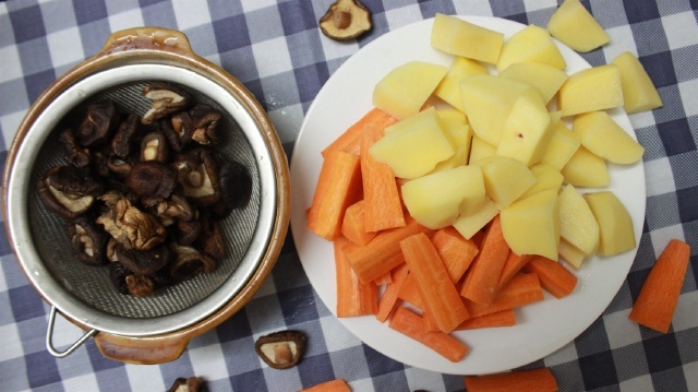 Gân gầu bò kho