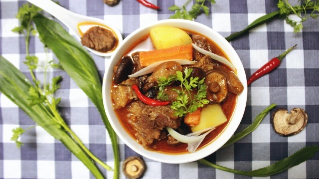 Gân gầu bò kho