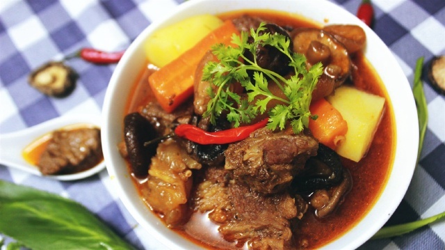 Gân gầu bò kho