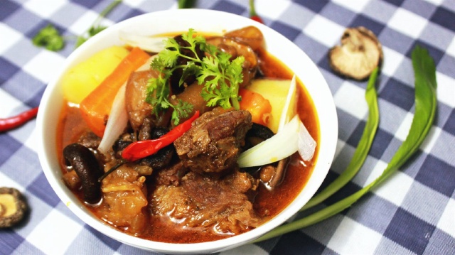 Gân gầu bò kho
