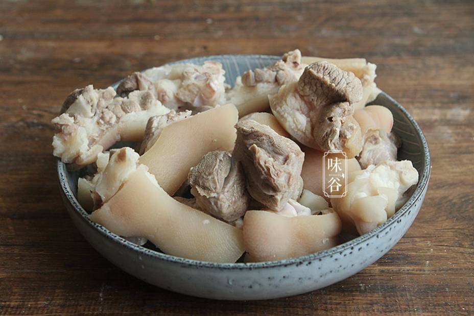 Giò heo kho trứng làm theo cách của người Trung Quốc, thịt mềm nhừ, màu đỏ om cực hấp dẫn