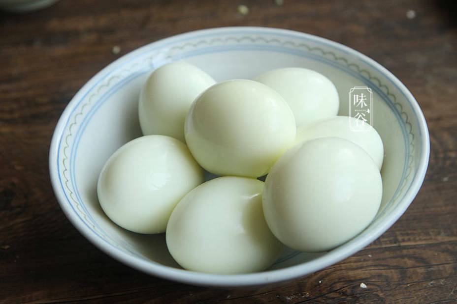 Giò heo kho trứng làm theo cách của người Trung Quốc, thịt mềm nhừ, màu đỏ om cực hấp dẫn