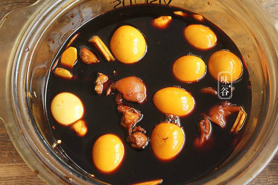 Giò heo kho trứng làm theo cách của người Trung Quốc, thịt mềm nhừ, màu đỏ om cực hấp dẫn