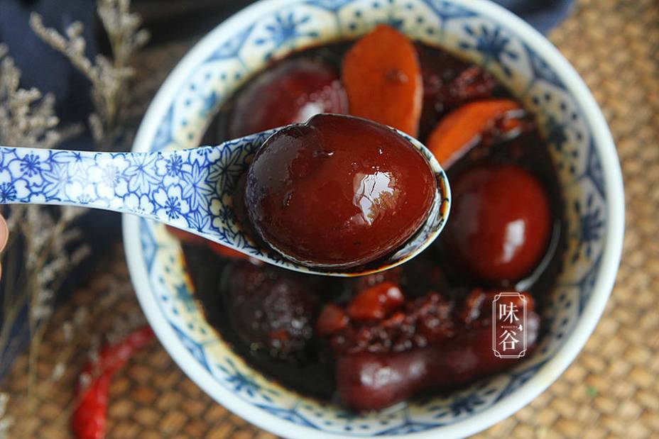 Giò heo kho trứng làm theo cách của người Trung Quốc, thịt mềm nhừ, màu đỏ om cực hấp dẫn