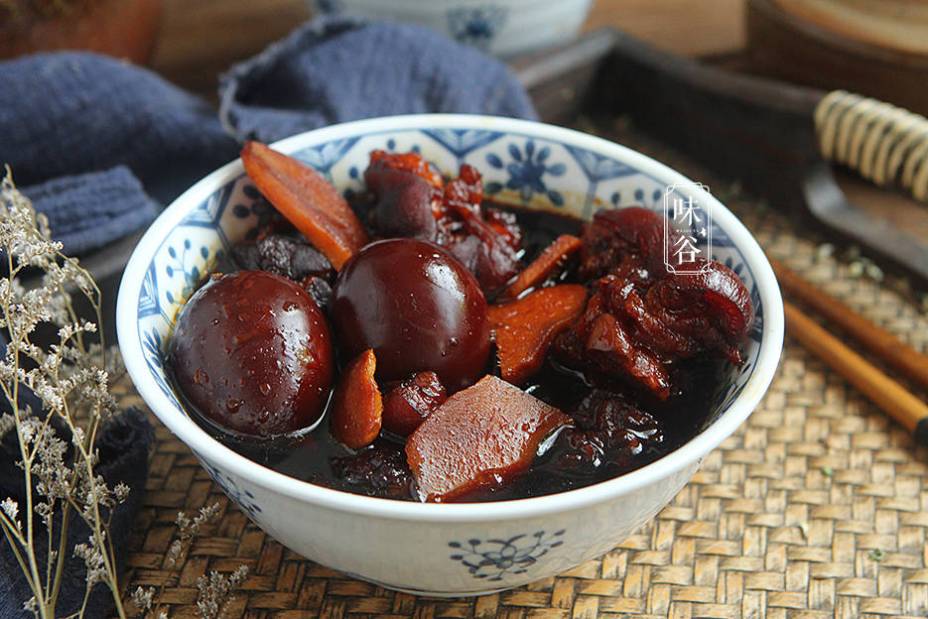 Giò heo kho trứng làm theo cách của người Trung Quốc, thịt mềm nhừ, màu đỏ om cực hấp dẫn