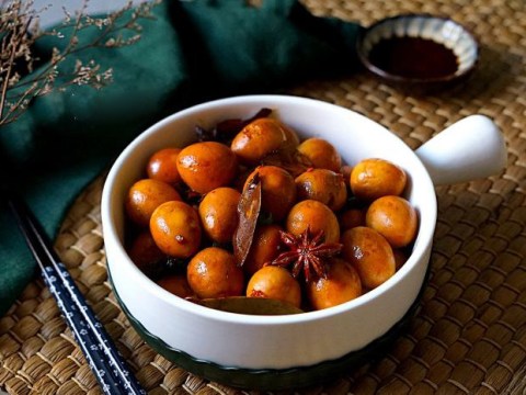 het trung ga nha chi con trung cut dem kho the nay lai duoc mon troi com Hết trứng gà nhà chỉ còn trứng cút, đem kho thế này lại được món trôi cơm