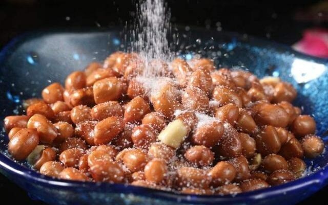 Làm lạc rang muối dùng dầu nóng hay lạnh, học cách này của đầu bếp lạc giòn tan bùi béo