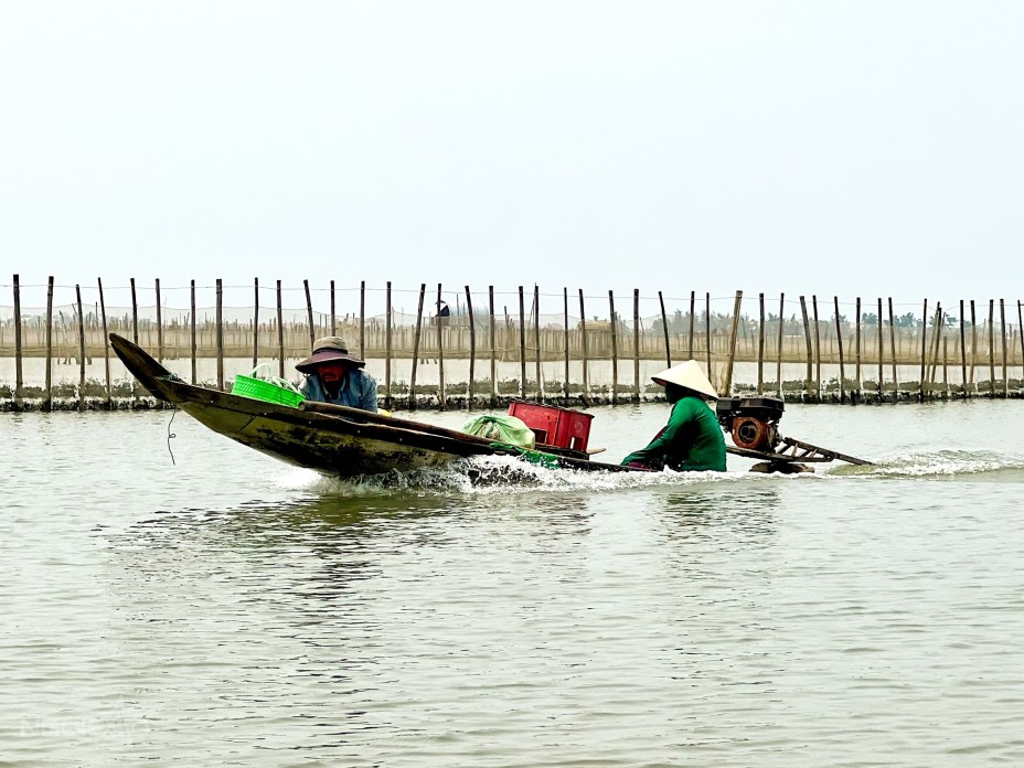 Một ngày lênh đênh hệ đầm phá nước lợ lớn nhất Đông Nam Á