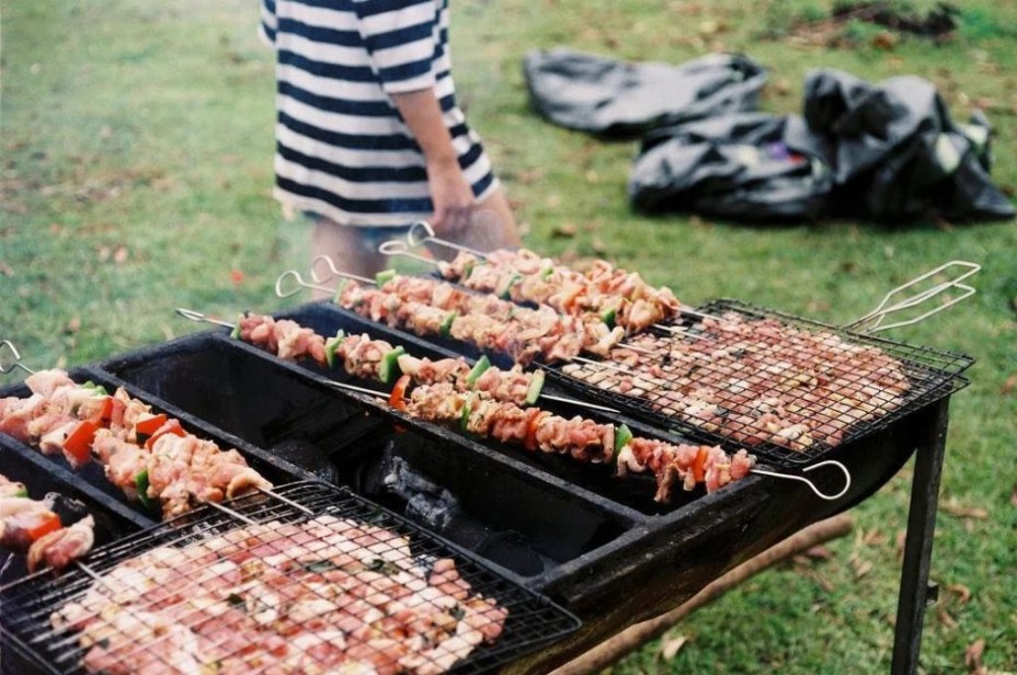 Nghỉ lễ mà muốn đi cắm trại, chị em nhất định phải ghim ngay những lưu ý này để chuẩn bị đầy đủ cho khâu nướng thịt ngoài trời!