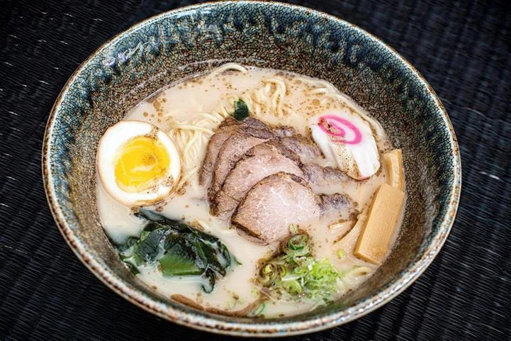 Người yêu Nhật Bản hướng về Fukuoka - Quê hương món Tonkotsu Ramen nức tiếng vào mùa anh đào nở rộ