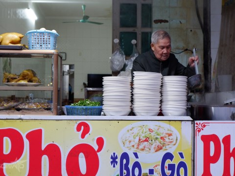 quan pho ga cua ong gia ngay ban tram to Quán phở gà của ông già ngày bán trăm tô