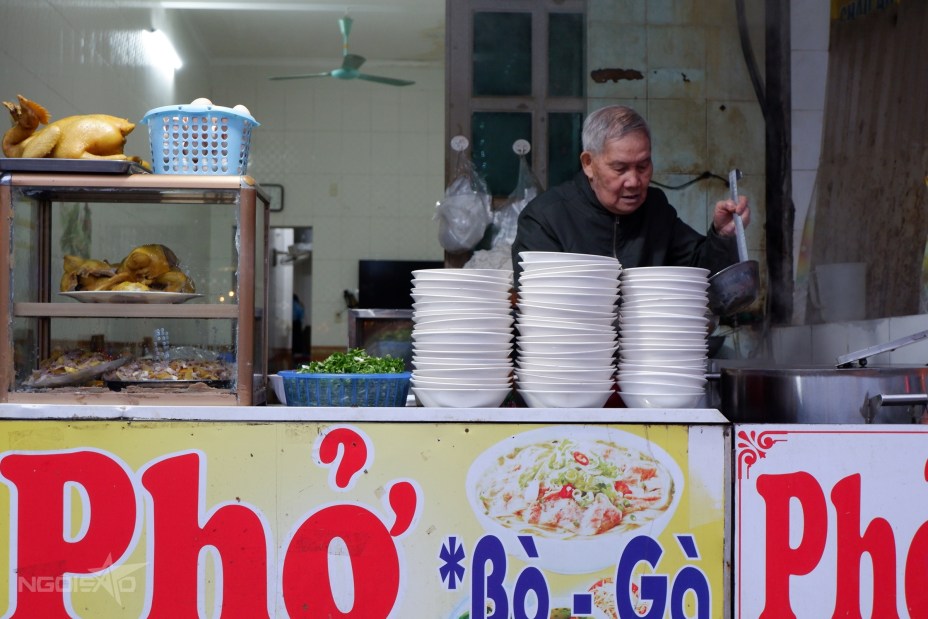 Quán phở gà của ông già ngày bán trăm tô