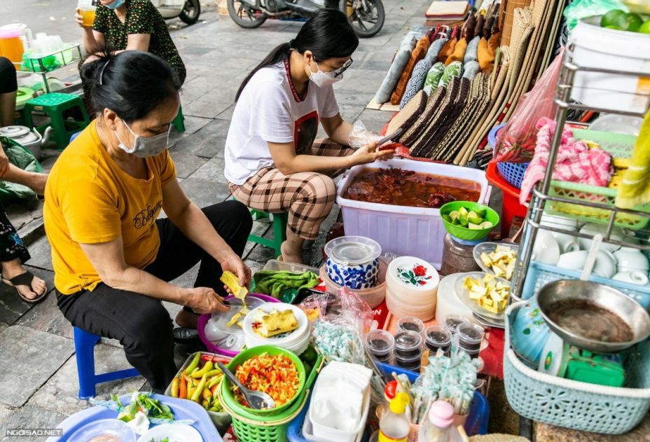 Quán sứa vỉa hè gần 80 năm đông nghịt khách ở Hà Nội