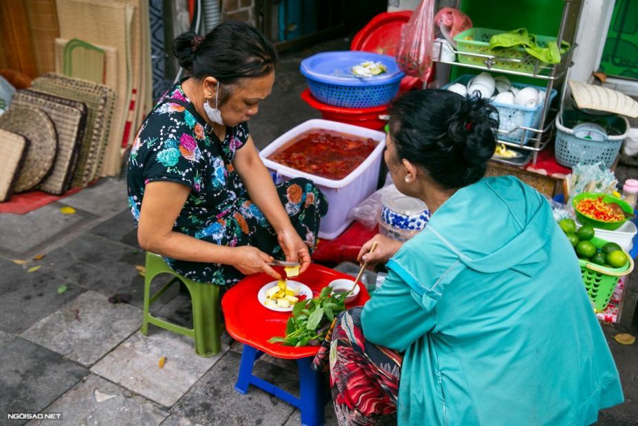 Quán sứa vỉa hè gần 80 năm đông nghịt khách ở Hà Nội