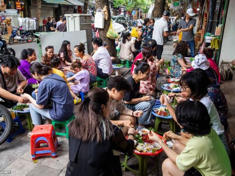 quan sua via he gan 80 nam dong nghit khach o ha noi Quán sứa vỉa hè gần 80 năm đông nghịt khách ở Hà Nội