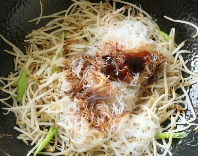 Sáng chẳng biết ăn gì, làm ngay đĩa miến xào rẻ tiền nhưng siêu đủ chất