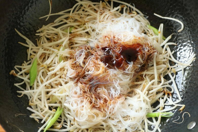 Sáng chẳng biết ăn gì, làm ngay đĩa miến xào rẻ tiền nhưng siêu đủ chất