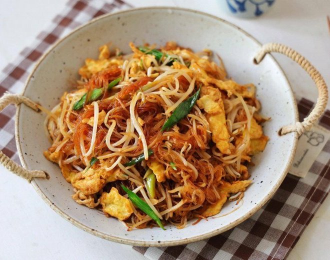 Sáng chẳng biết ăn gì, làm ngay đĩa miến xào rẻ tiền nhưng siêu đủ chất
