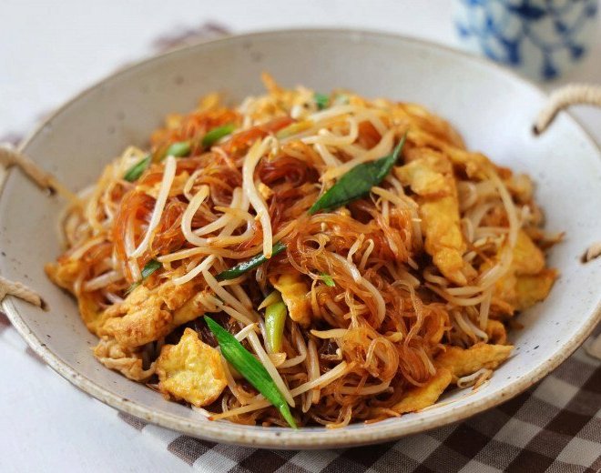 Sáng chẳng biết ăn gì, làm ngay đĩa miến xào rẻ tiền nhưng siêu đủ chất