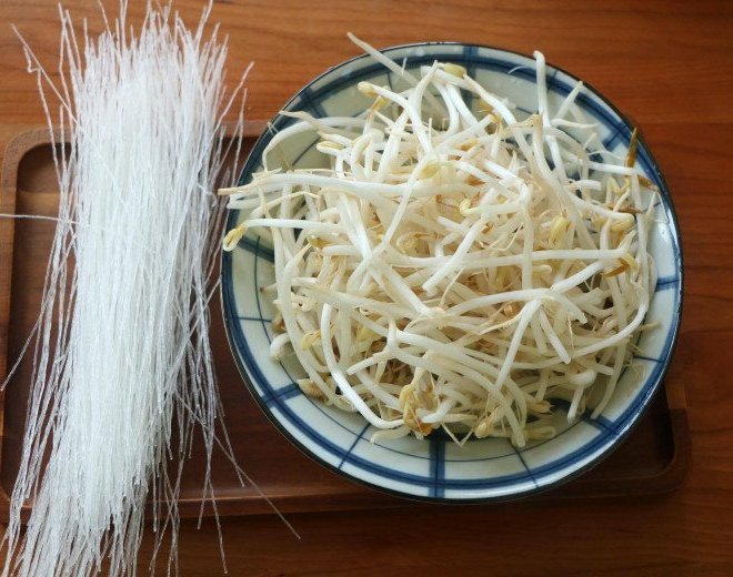 Sáng chẳng biết ăn gì, làm ngay đĩa miến xào rẻ tiền nhưng siêu đủ chất