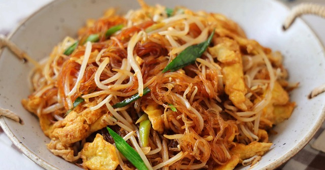 Sáng chẳng biết ăn gì, làm ngay đĩa miến xào rẻ tiền nhưng siêu đủ chất