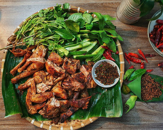 be lai sang linh vuc am thuc trai dam sai thanh duoc dan ban mach nuoc cho cac "Bẻ lái" sang lĩnh vực ẩm thực, trai đảm Sài Thành được dân bản mách nước cho cách làm món gà nướng mắc khén - chẩm chéo Tây Bắc thơm ngon chuẩn vị