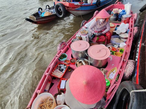 ghe bun rieu son mau hong o cho noi cai rang Ghe bún riêu sơn màu hồng ở chợ nổi Cái Răng