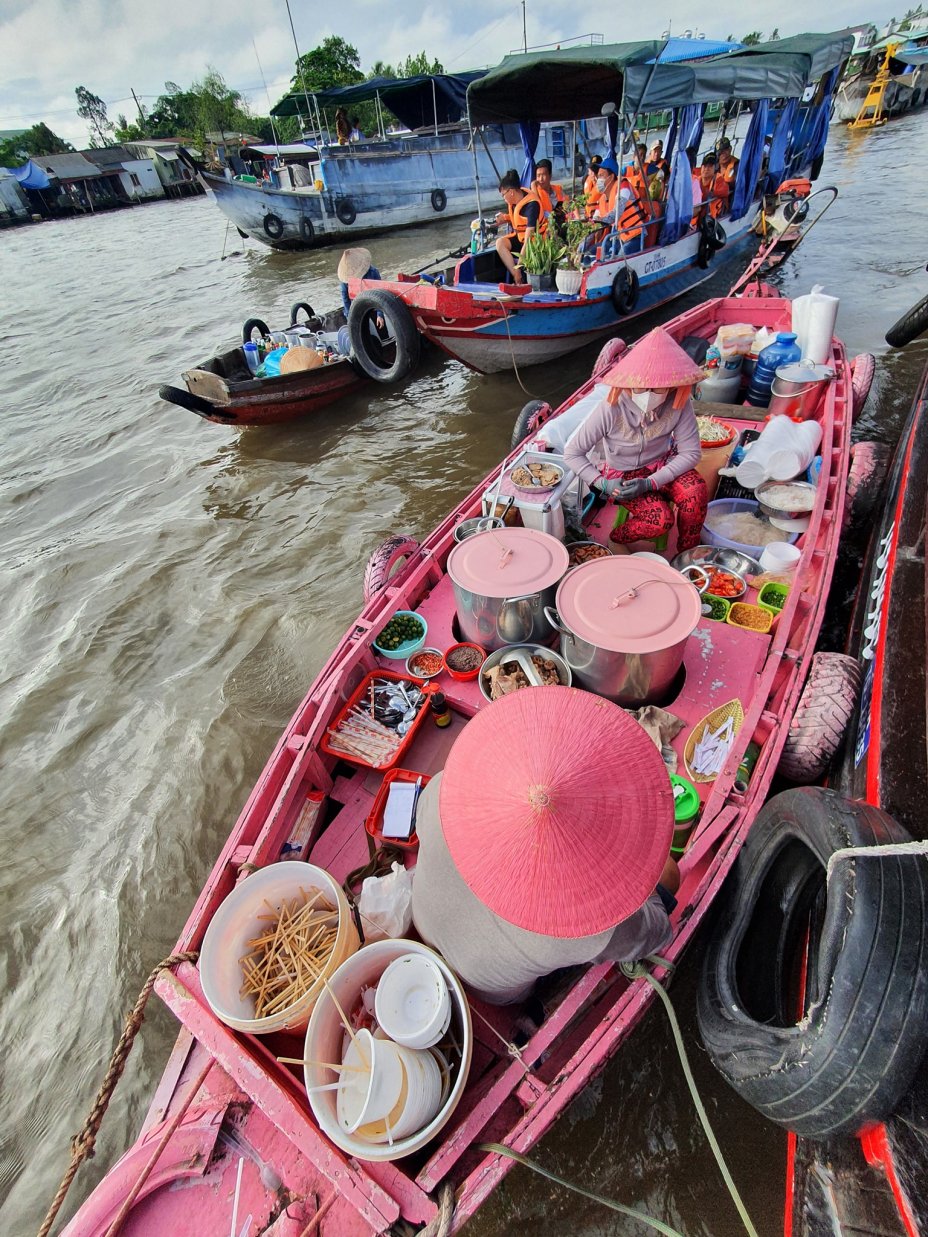 Ghe bún riêu sơn màu hồng ở chợ nổi Cái Răng