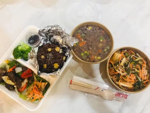 luoi mang com di lam nhung van muon bua trua phai that healthy mo app ra va tim ngay 3 quan n Lười mang cơm đi làm nhưng vẫn muốn bữa trưa phải thật healthy? Mở app ra và tìm ngay 3 quán này nha!