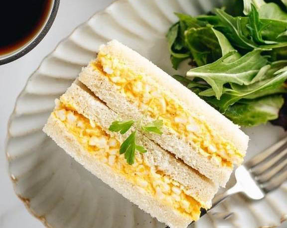 Người Nhật rất thích làm bánh mì kiểu này vào buổi sáng vì hội tụ đủ combo “ngon, rẻ, đẹp”