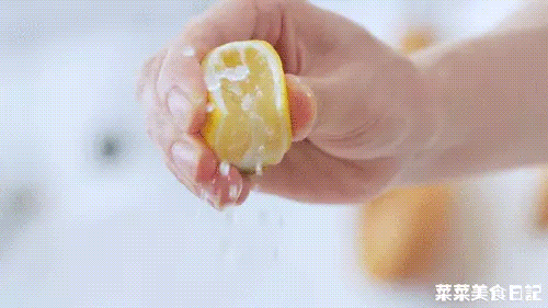 Nước chanh mà pha thế này thì vừa ngon đẹp lung linh vừa giúp da trắng mịn căng mướt, chị em phải thử ngay thôi!
