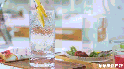 Nước chanh mà pha thế này thì vừa ngon đẹp lung linh vừa giúp da trắng mịn căng mướt, chị em phải thử ngay thôi!