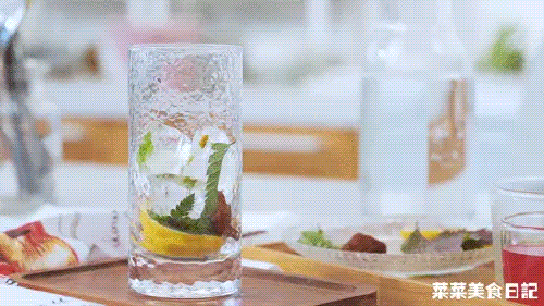 Nước chanh mà pha thế này thì vừa ngon đẹp lung linh vừa giúp da trắng mịn căng mướt, chị em phải thử ngay thôi!