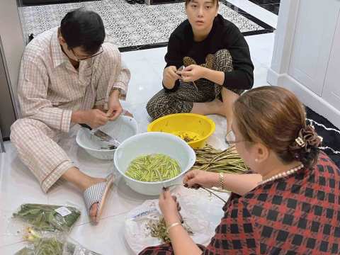 them mon canh re tien quynh bup be mat nguyen buoi sang vao bep mat than tho nau Thèm món canh rẻ tiền, "Quỳnh búp bê" mất nguyên buổi sáng vào bếp, mặt thẫn thờ nấu ăn