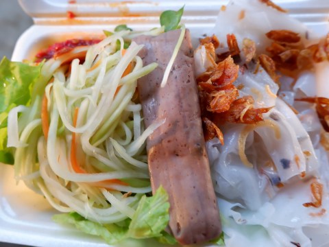 banh uot an kem du du bao o hoi an Bánh ướt ăn kèm đu đủ bào ở Hội An