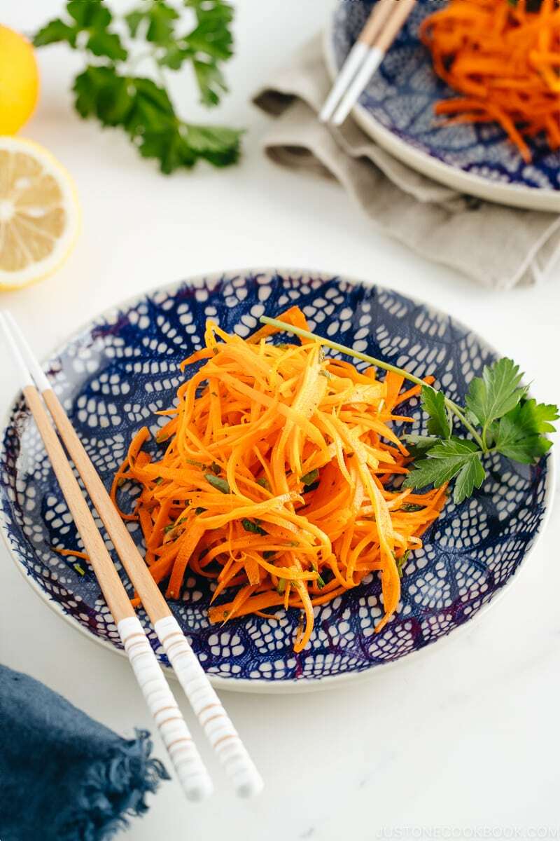 Cuối tuần rảnh rỗi mẹ vào bếp làm salad cà rốt thanh mát, đổi món cho cả nhà