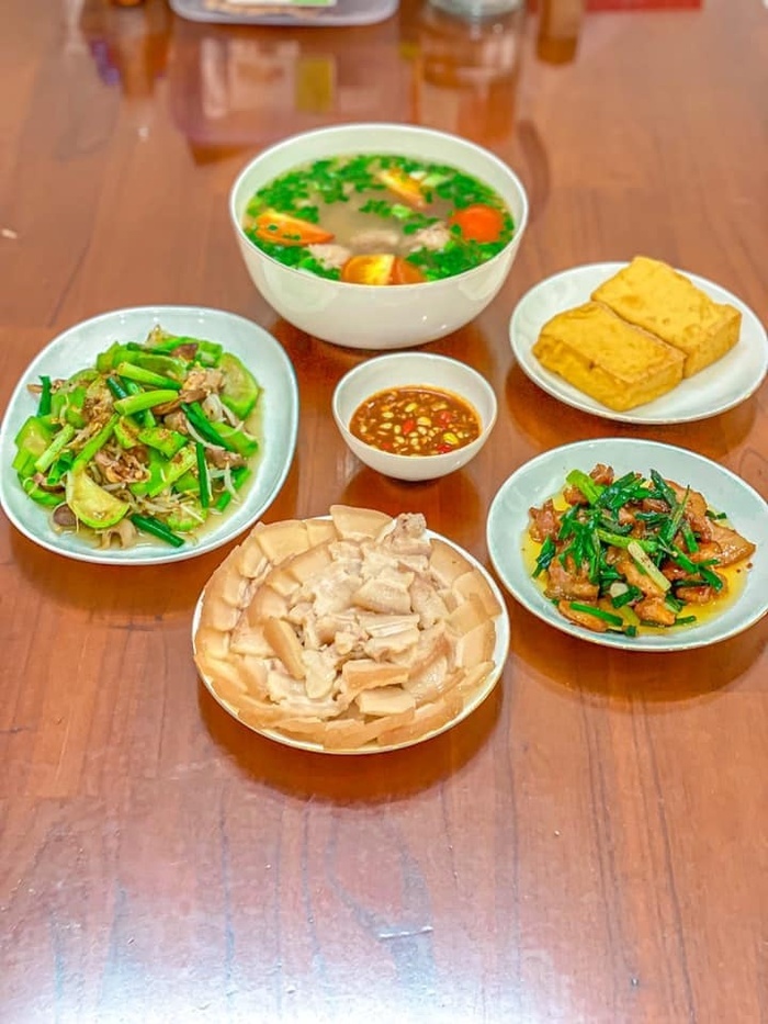 Mẹ 8X nấu loạt mâm cơm đẹp mắt, ngon miệng: 'Phụ nữ biết nấu ăn cũng có cái hay, nó là lửa để giữ hạnh phúc'
