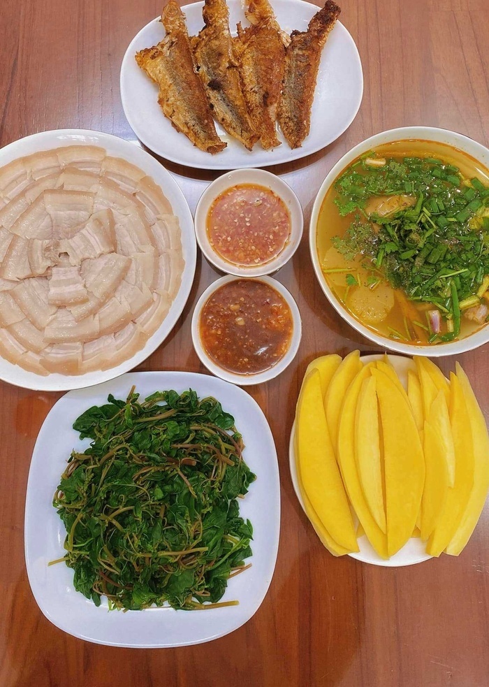 Mẹ 8X nấu loạt mâm cơm đẹp mắt, ngon miệng: 'Phụ nữ biết nấu ăn cũng có cái hay, nó là lửa để giữ hạnh phúc'