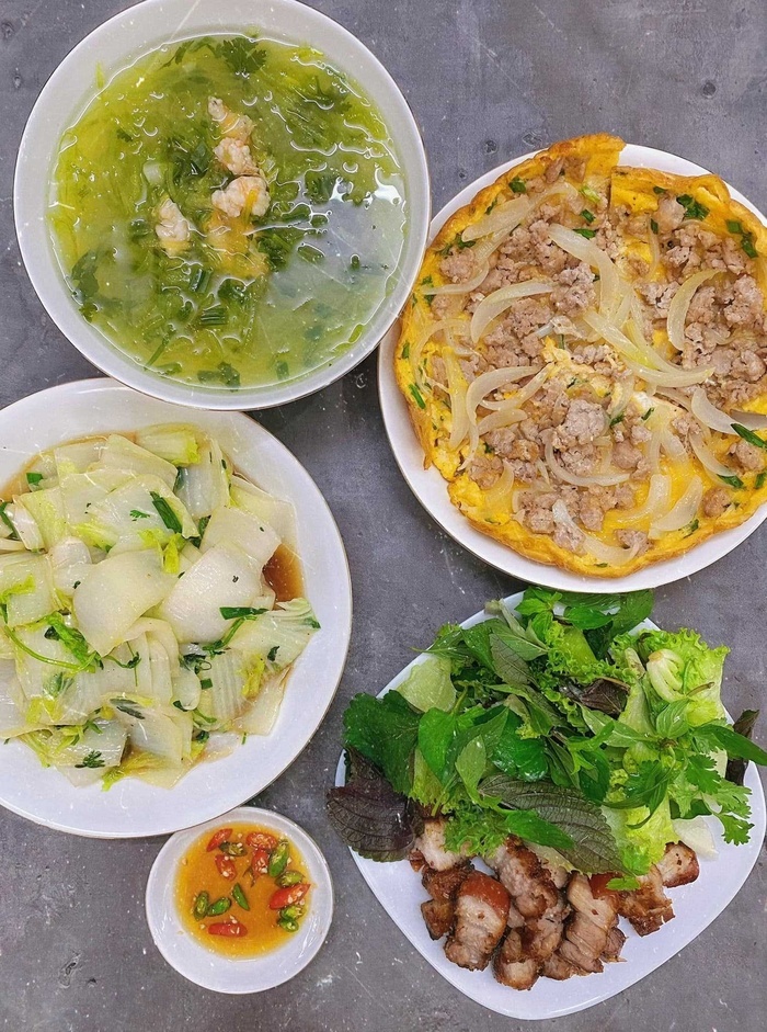 Mẹ 8X nấu loạt mâm cơm đẹp mắt, ngon miệng: 'Phụ nữ biết nấu ăn cũng có cái hay, nó là lửa để giữ hạnh phúc'