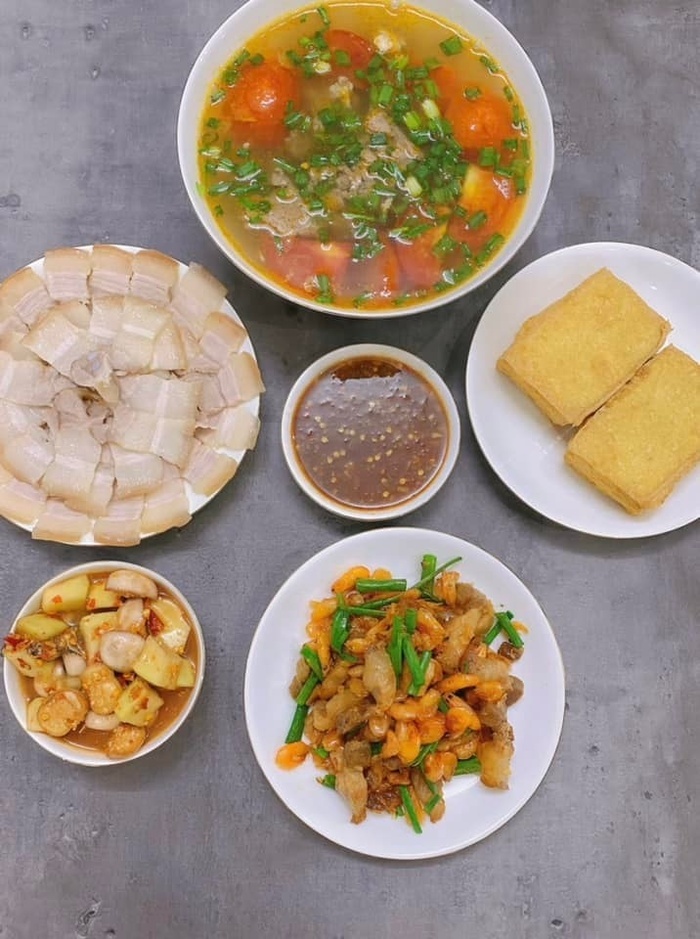 Mẹ 8X nấu loạt mâm cơm đẹp mắt, ngon miệng: 'Phụ nữ biết nấu ăn cũng có cái hay, nó là lửa để giữ hạnh phúc'