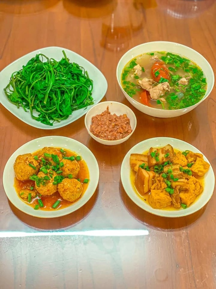 Mẹ 8X nấu loạt mâm cơm đẹp mắt, ngon miệng: 'Phụ nữ biết nấu ăn cũng có cái hay, nó là lửa để giữ hạnh phúc'