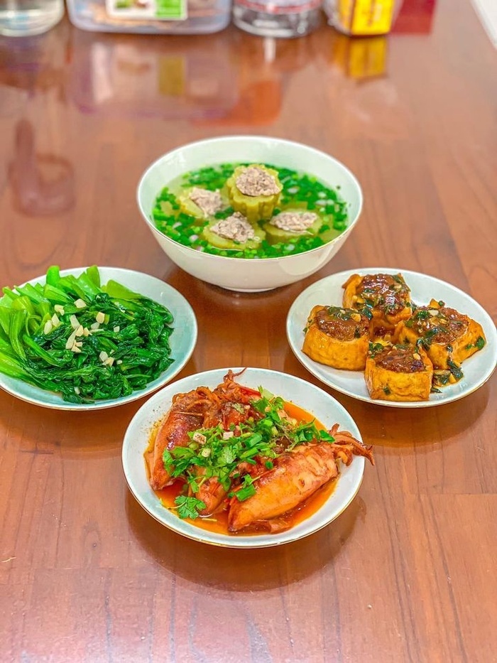 Mẹ 8X nấu loạt mâm cơm đẹp mắt, ngon miệng: 'Phụ nữ biết nấu ăn cũng có cái hay, nó là lửa để giữ hạnh phúc'