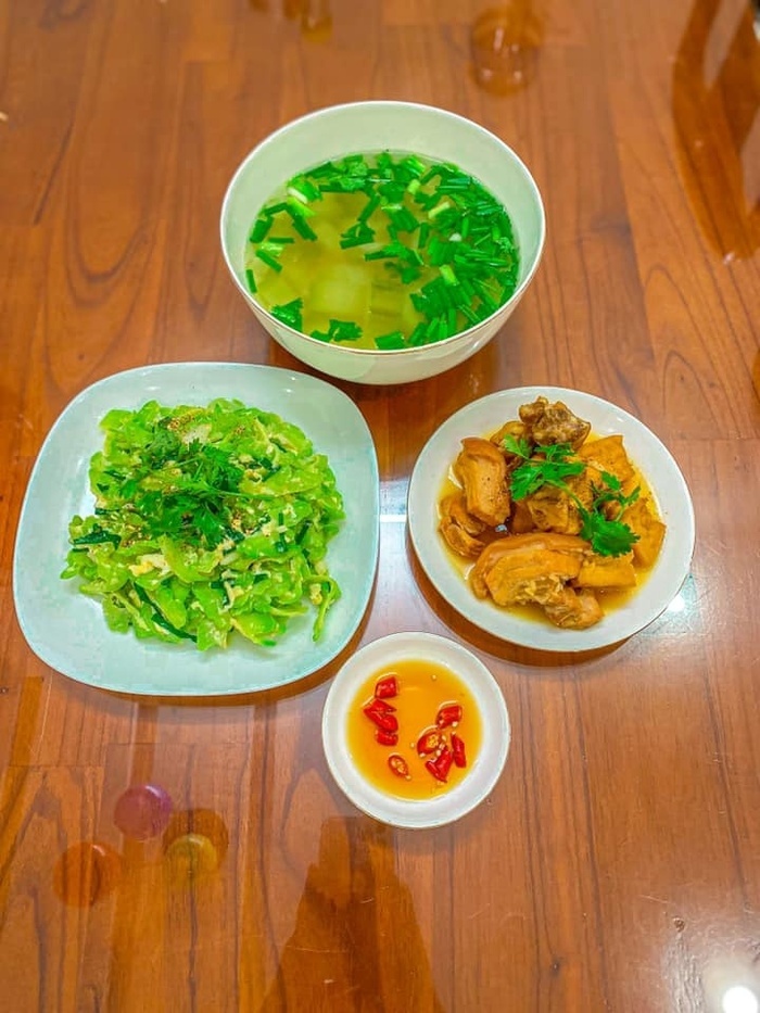 Mẹ 8X nấu loạt mâm cơm đẹp mắt, ngon miệng: 'Phụ nữ biết nấu ăn cũng có cái hay, nó là lửa để giữ hạnh phúc'