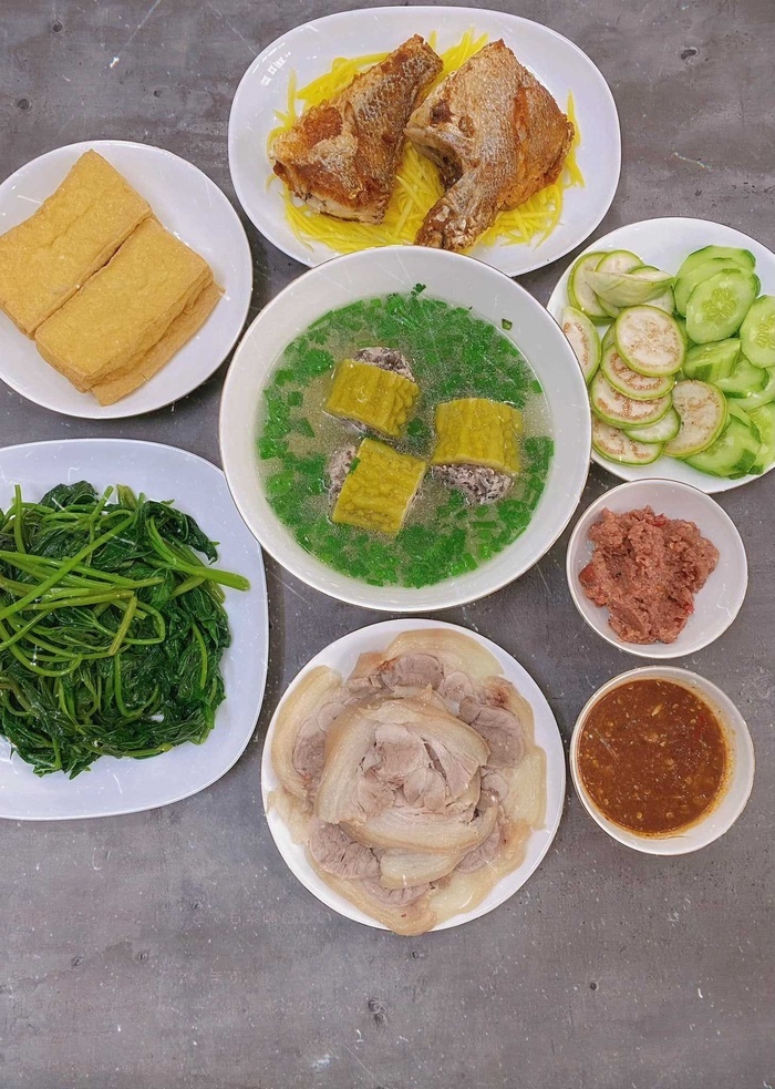Mẹ 8X nấu loạt mâm cơm đẹp mắt, ngon miệng: 'Phụ nữ biết nấu ăn cũng có cái hay, nó là lửa để giữ hạnh phúc'
