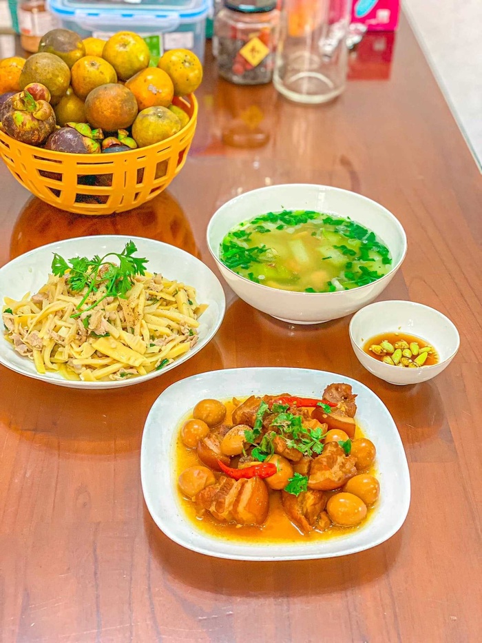 Mẹ 8X nấu loạt mâm cơm đẹp mắt, ngon miệng: 'Phụ nữ biết nấu ăn cũng có cái hay, nó là lửa để giữ hạnh phúc'