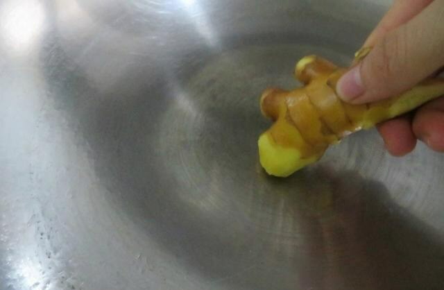 Rán cá, nhớ xoa thứ này lên, cá rán kiểu gì cũng vàng giòn, không nát da dính chảo