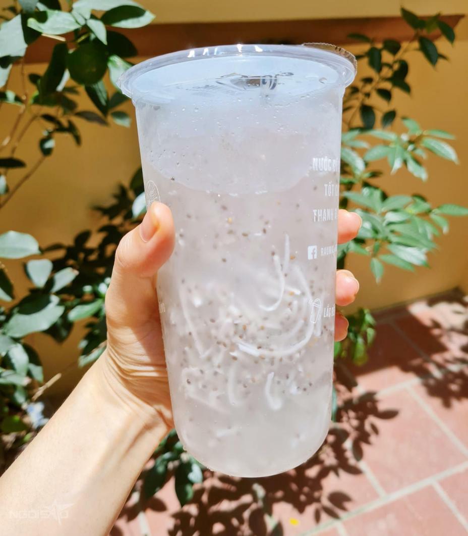 Trào lưu 'nước dừa nhai' giải khát mùa hè