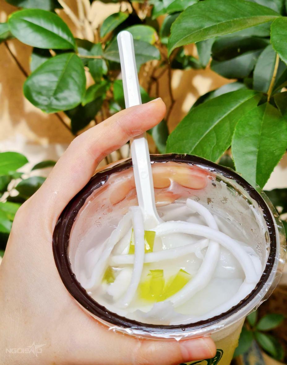 Trào lưu 'nước dừa nhai' giải khát mùa hè