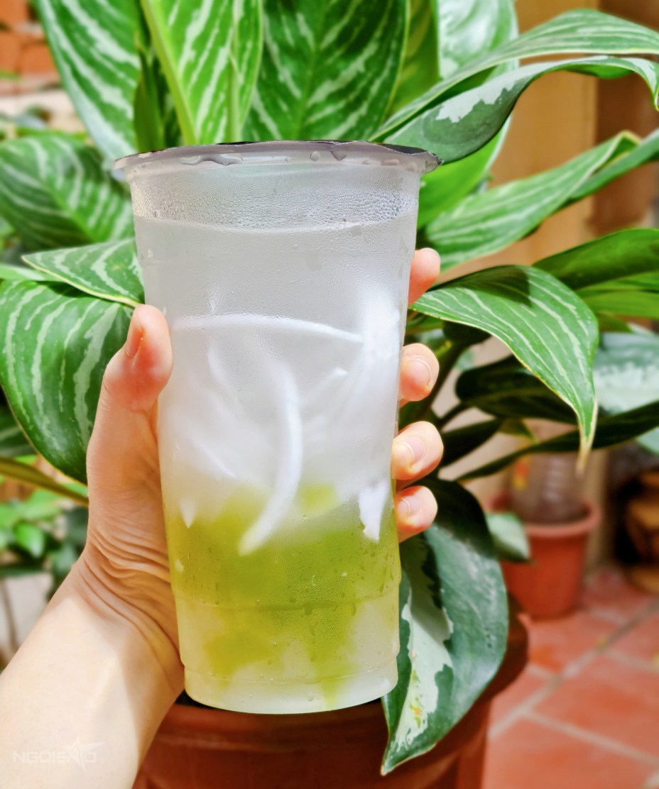 Trào lưu 'nước dừa nhai' giải khát mùa hè